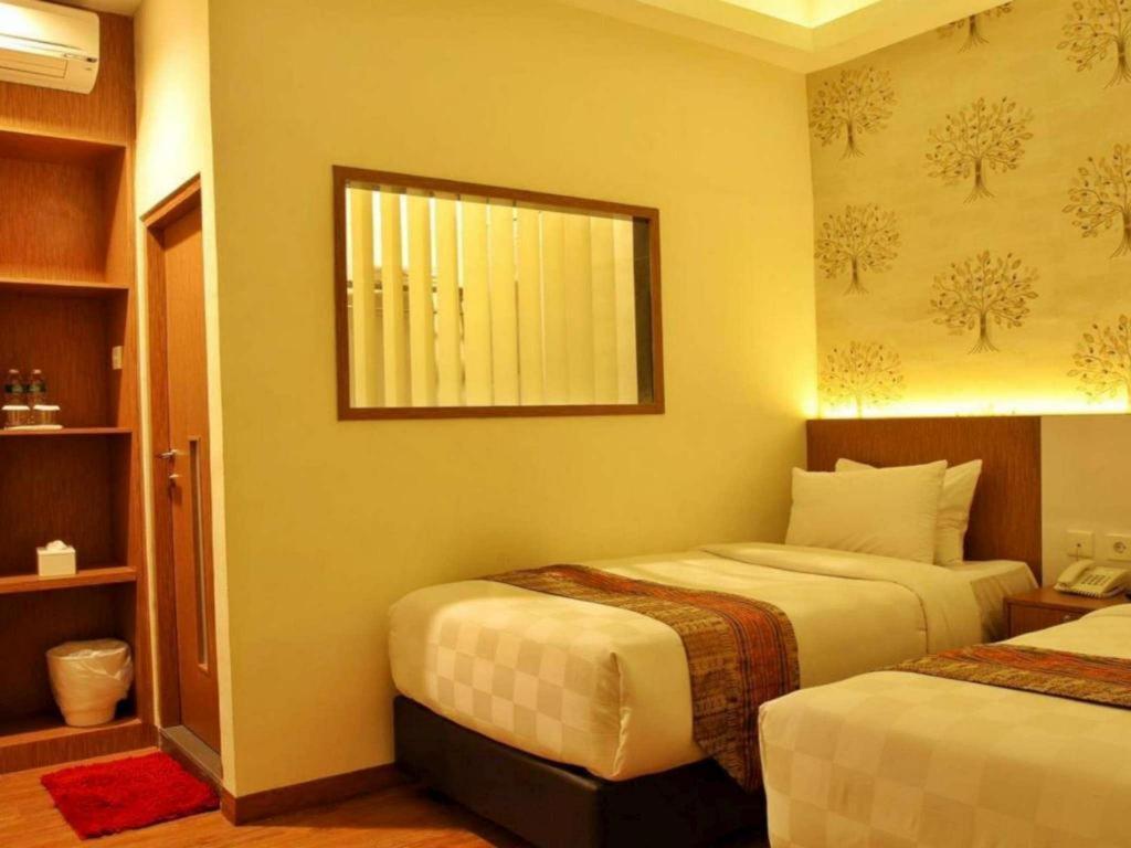 Deivan Hotel Padang  Exterior photo