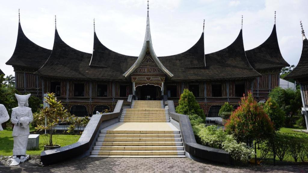 Deivan Hotel Padang  Exterior photo