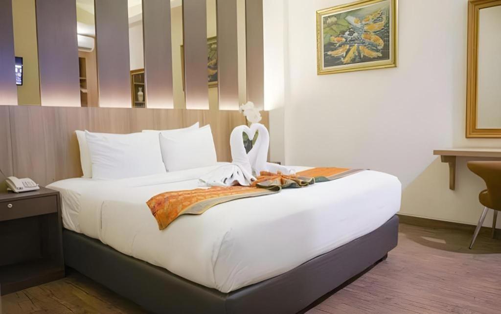 Deivan Hotel Padang  Exterior photo